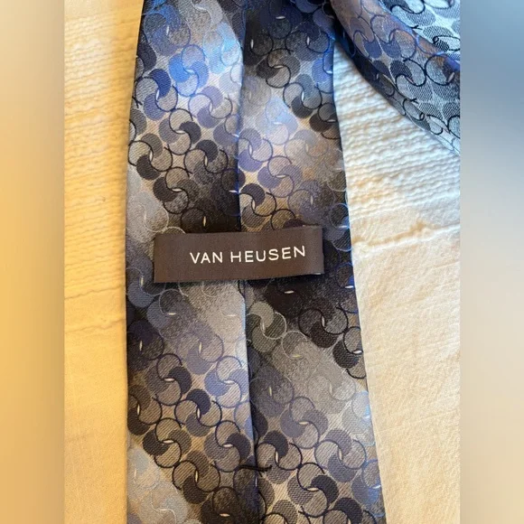 Van Heusen Shades of Blue 100% Polyester Men's Necktie - Picture 3 of 6